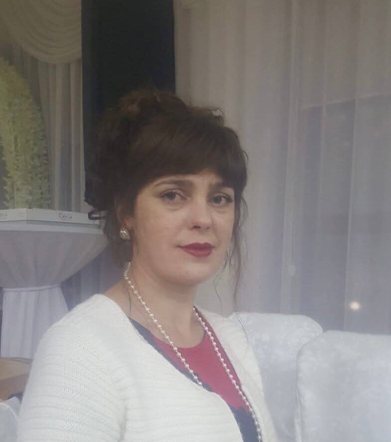 Elena, directoare de birou